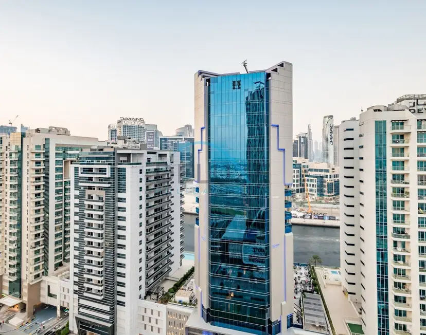 Upscale 3-Bedroom Apartment in Bayz Tower — Business Bay — photo 33