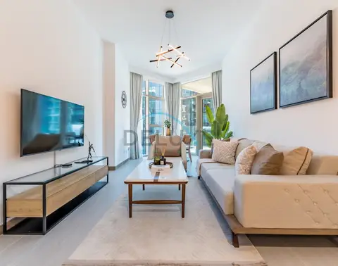 Contemporary 1-Bedroom w/ Partial Canal Views — Business Bay — photo 2