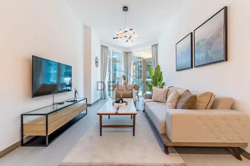 Contemporary 1-Bedroom w/ Partial Canal Views — Business Bay — photo 1