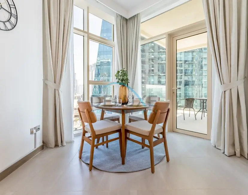 Contemporary 1-Bedroom w/ Partial Canal Views — Business Bay — photo 3