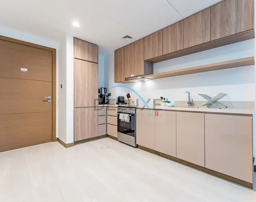 Contemporary 1-Bedroom w/ Partial Canal Views — Business Bay — photo 11