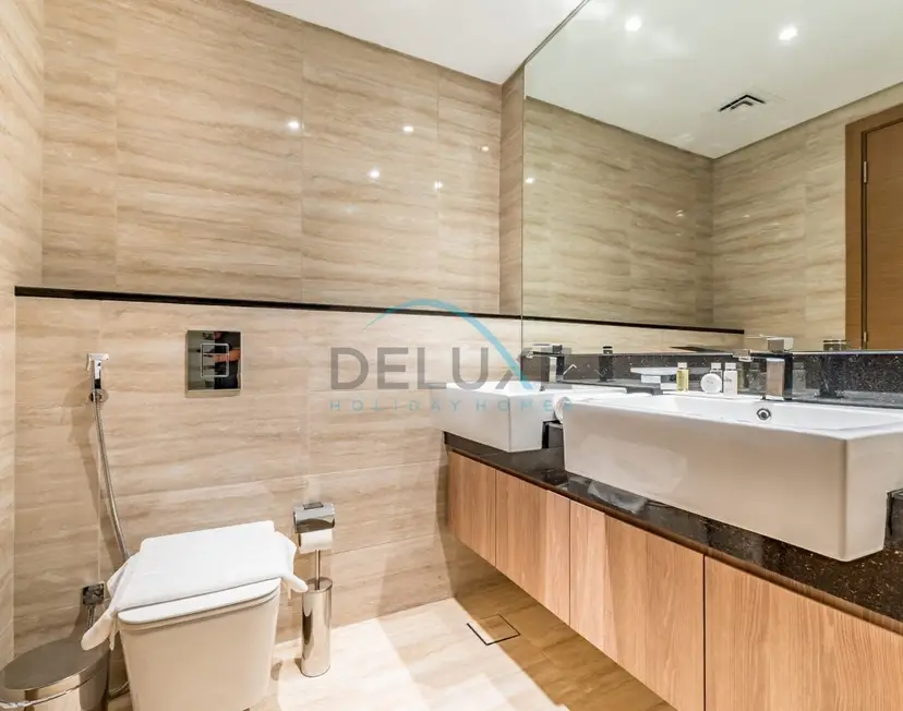 Contemporary 1-Bedroom w/ Partial Canal Views — Business Bay — photo 12
