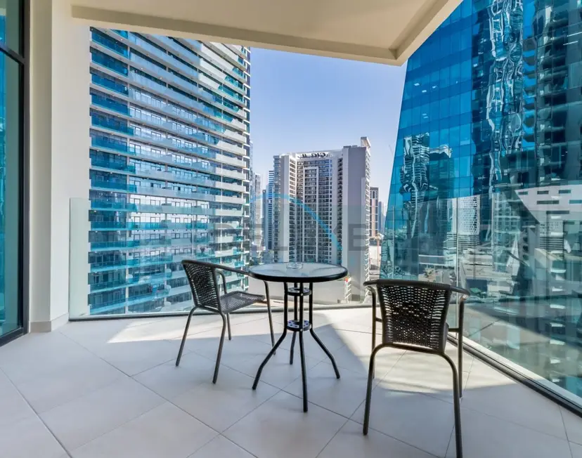 Contemporary 1-Bedroom w/ Partial Canal Views — Business Bay — photo 18