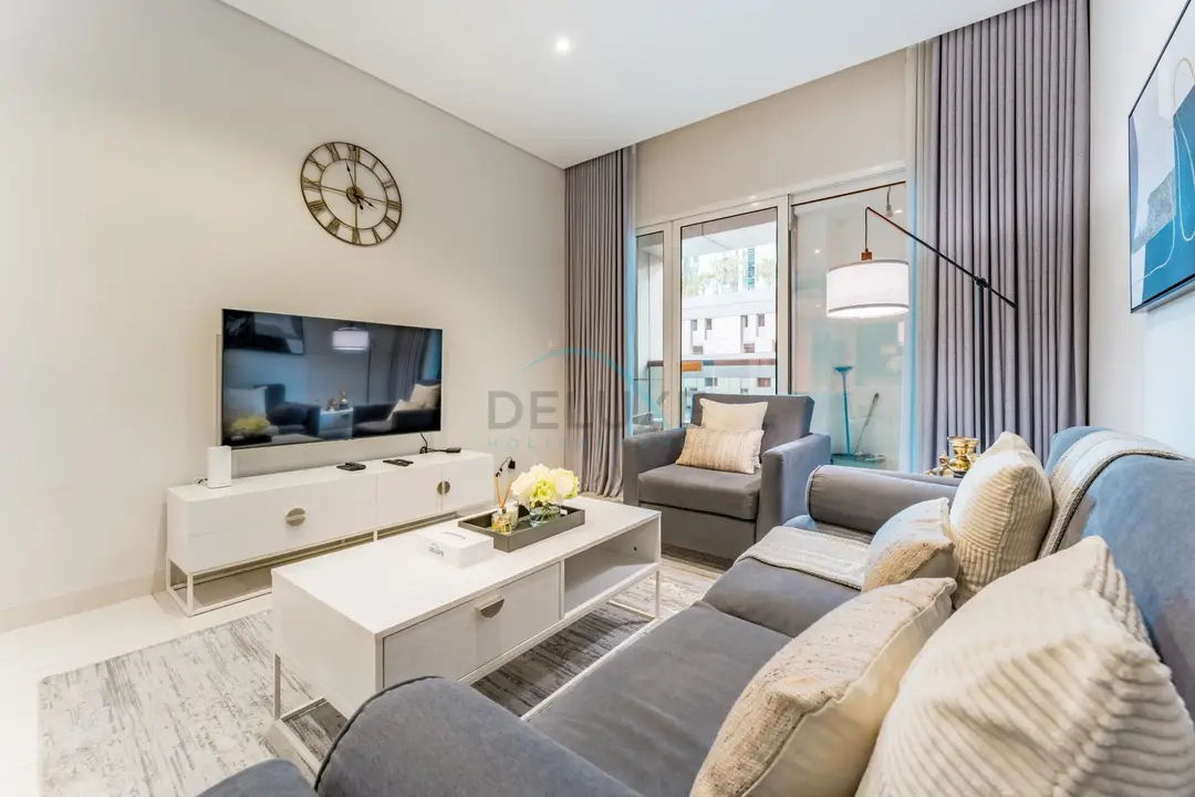 Pool and City View 1-Bedroom Near Dubai Water Canal, The Cosmopolitan — Business Bay