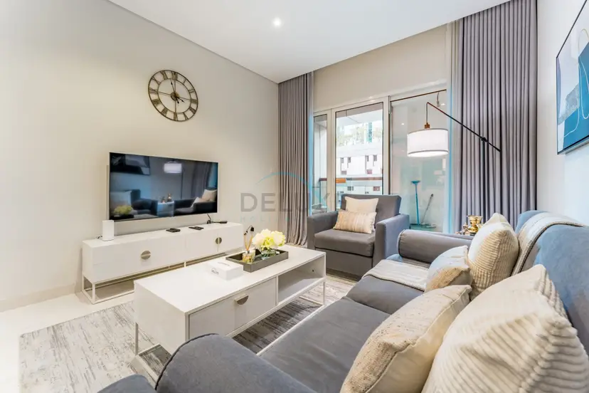 Pool and City View 1-Bedroom Near Dubai Water Canal, The Cosmopolitan — Business Bay — photo 1