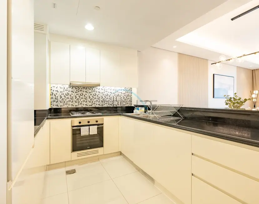2-Bedroom with Balcony Overlooking City and Burj Khalifa — Business Bay — photo 6