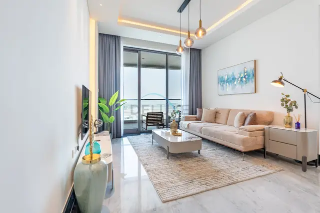 Spacious Balcony with Private Jacuzzi and Stunning Views — Business Bay