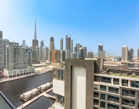 Canal and Burj Khalifa Views, Few Minutes Drive — Business Bay — photo 3