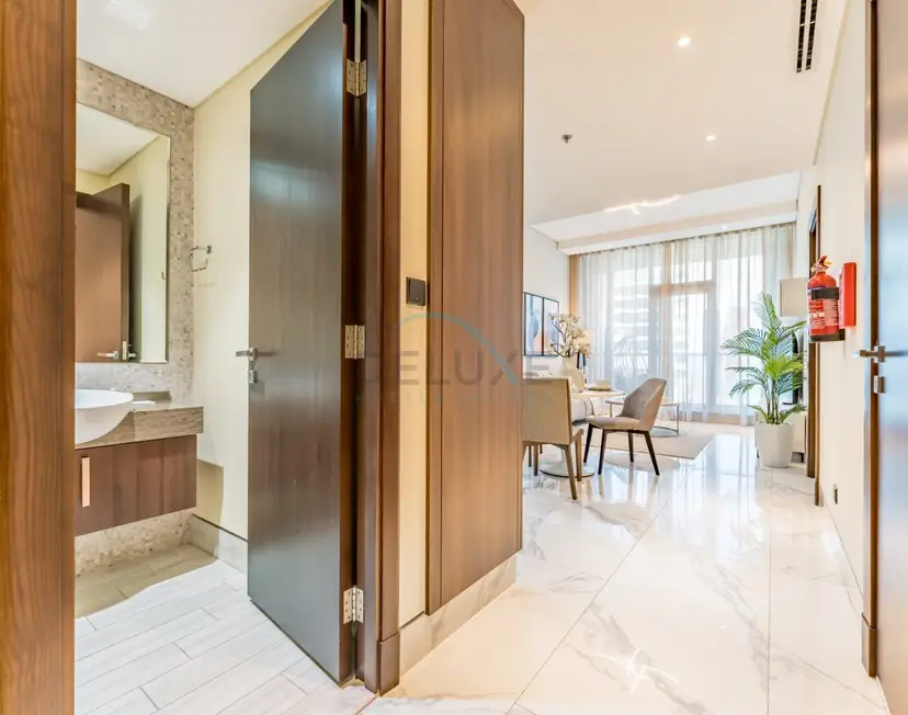 Stunning 1-Bedroom with Panoramic Canal Views, Convenient — Business Bay — photo 7
