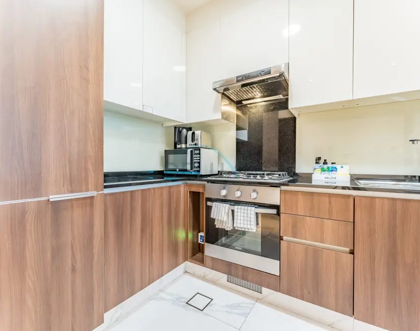 Stunning 1-Bedroom with Panoramic Canal Views, Convenient — Business Bay — photo 9