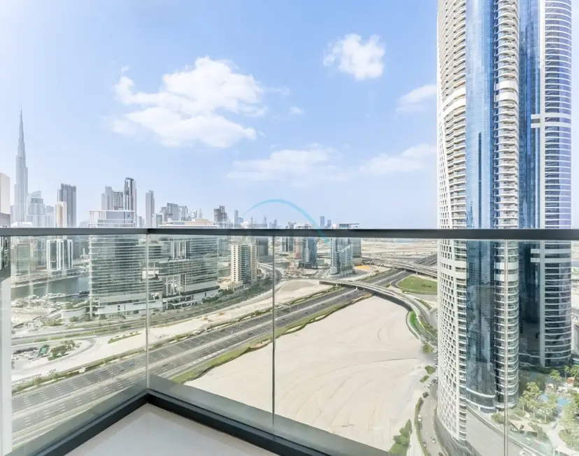 Spacious High-Floor 2-Bedroom with Stunning City and Burj Khalifa Views — Business Bay — photo 3