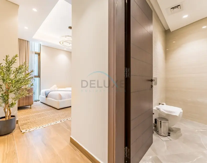 Spacious High-Floor 2-Bedroom with Stunning City and Burj Khalifa Views — Business Bay — photo 15