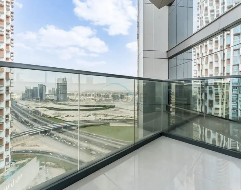 Spacious High-Floor 2-Bedroom with Stunning City and Burj Khalifa Views — Business Bay — photo 17
