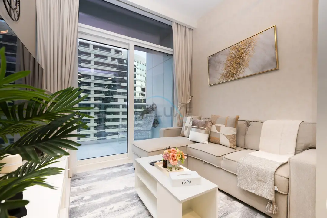 1-Bedroom Facing Canal and City Views — Business Bay