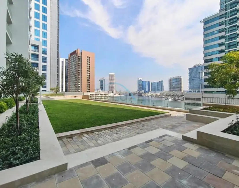 1-Bedroom Facing Canal and City Views — Business Bay — photo 15