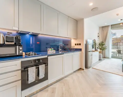 High-Floor Studio Featuring Canal and Burj Khalifa Views — Business Bay — photo 5
