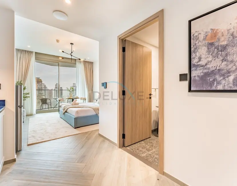 High-Floor Studio Featuring Canal and Burj Khalifa Views — Business Bay — photo 7