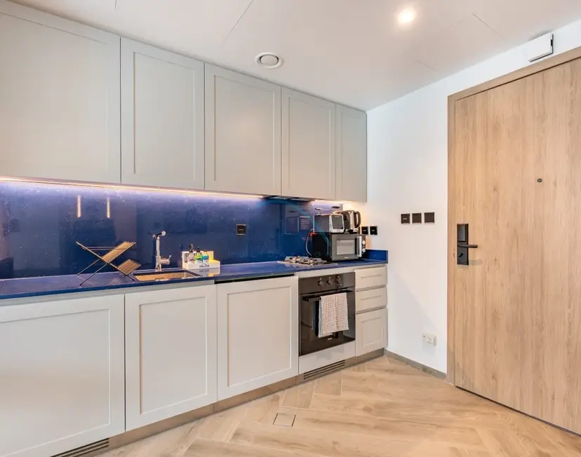 Studio Overlooking the Pool with a View of the Burj Khalifa Tip — Business Bay — photo 8