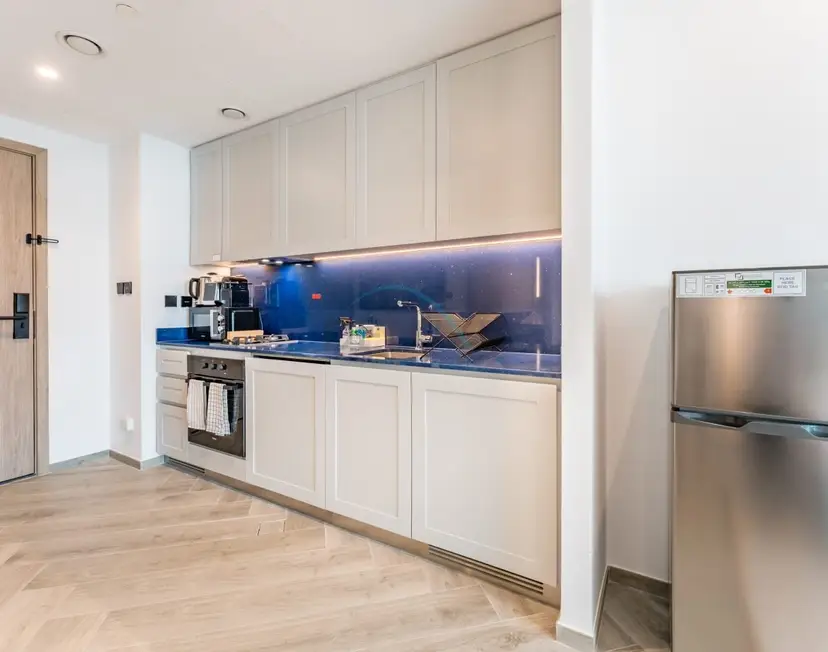 High-Floor Studio Featuring Canal and Burj Khalifa Views — Business Bay — photo 9