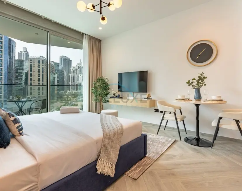 Studio Overlooking the Pool with a View of the Burj Khalifa Tip — Business Bay — photo 9