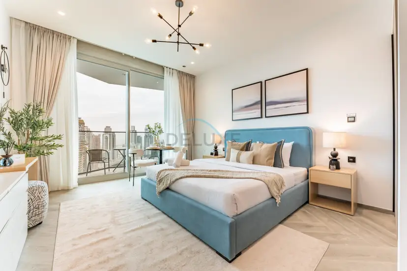 High-Floor Studio Featuring Canal and Burj Khalifa Views — Business Bay — photo 1