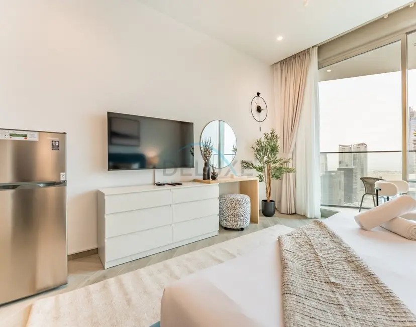 High-Floor Studio Featuring Canal and Burj Khalifa Views — Business Bay — photo 10