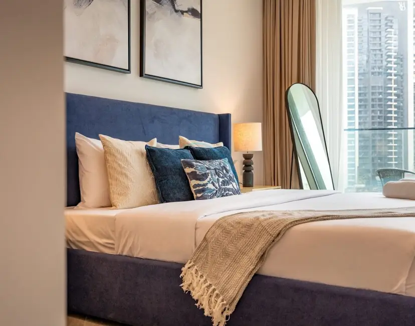 Studio Overlooking the Pool with a View of the Burj Khalifa Tip — Business Bay — photo 11