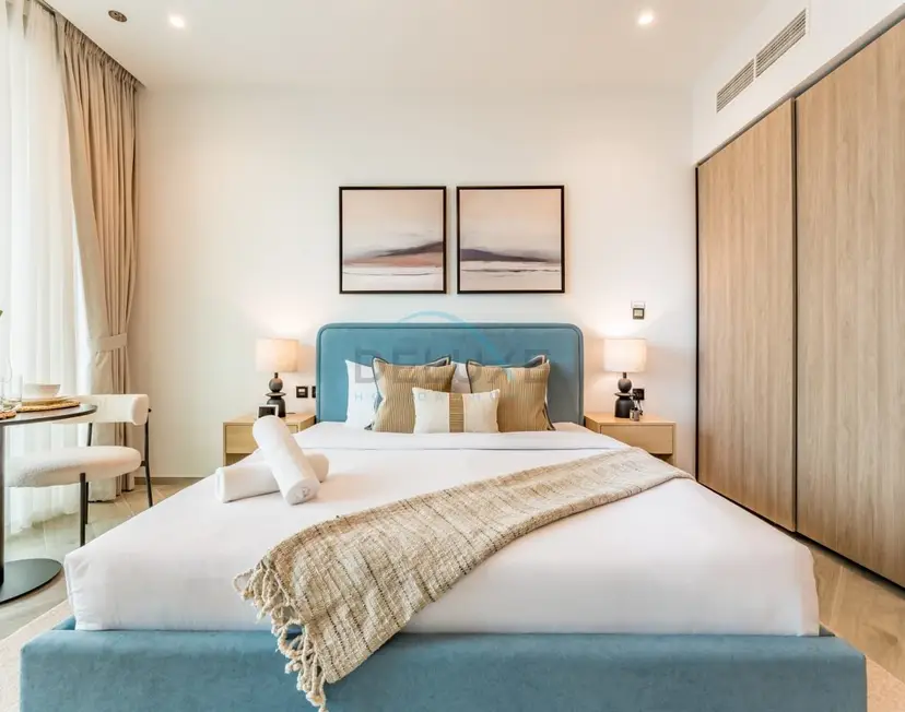 High-Floor Studio Featuring Canal and Burj Khalifa Views — Business Bay — photo 11