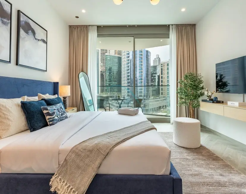 Studio Overlooking the Pool with a View of the Burj Khalifa Tip — Business Bay — photo 12