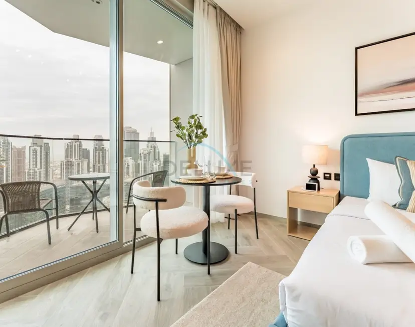 High-Floor Studio Featuring Canal and Burj Khalifa Views — Business Bay — photo 3