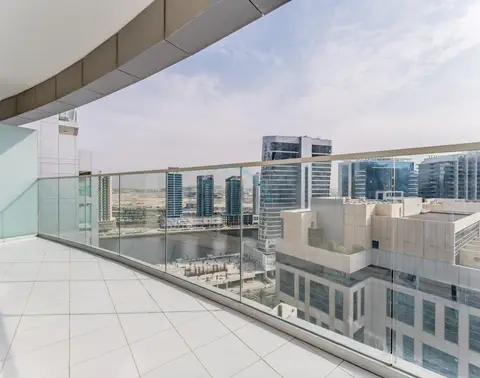 Serene Canal Views from a Spacious Balcony, Just Steps from the Bus Stop — Business Bay — photo 3