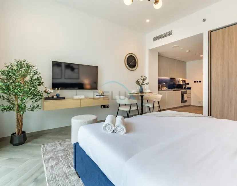 Studio Overlooking the Pool with a View of the Burj Khalifa Tip — Business Bay — photo 16