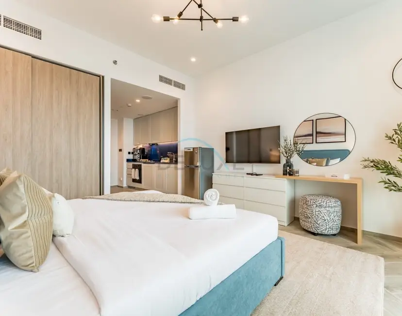 High-Floor Studio Featuring Canal and Burj Khalifa Views — Business Bay — photo 16