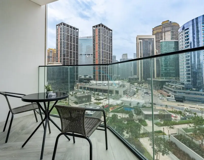 Studio Overlooking the Pool with a View of the Burj Khalifa Tip — Business Bay — photo 17