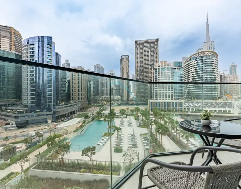 Studio Overlooking the Pool with a View of the Burj Khalifa Tip — Business Bay — photo 4