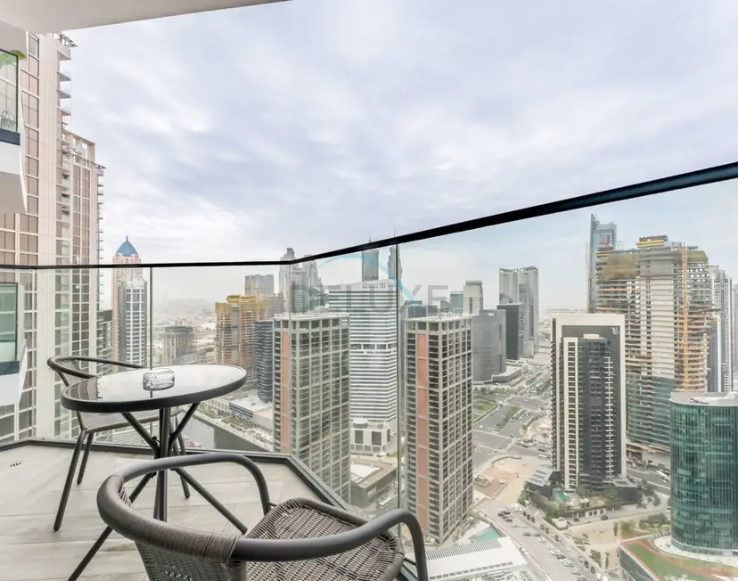 High-Floor Studio Featuring Canal and Burj Khalifa Views — Business Bay — photo 4