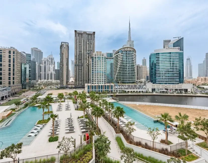 Studio Overlooking the Pool with a View of the Burj Khalifa Tip — Business Bay — photo 6