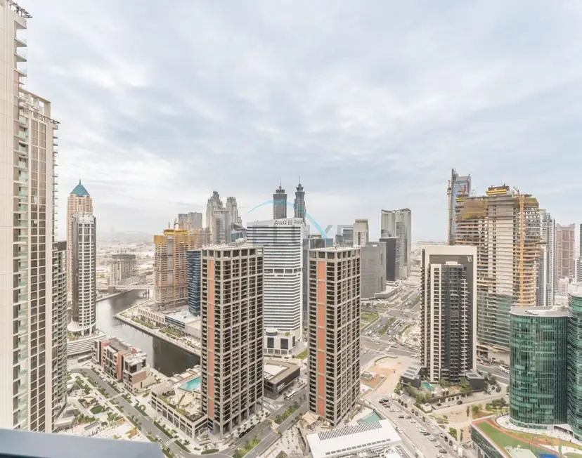 High-Floor Studio Featuring Canal and Burj Khalifa Views — Business Bay — photo 19