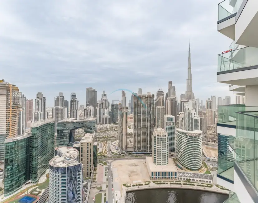High-Floor Studio Featuring Canal and Burj Khalifa Views — Business Bay — photo 6