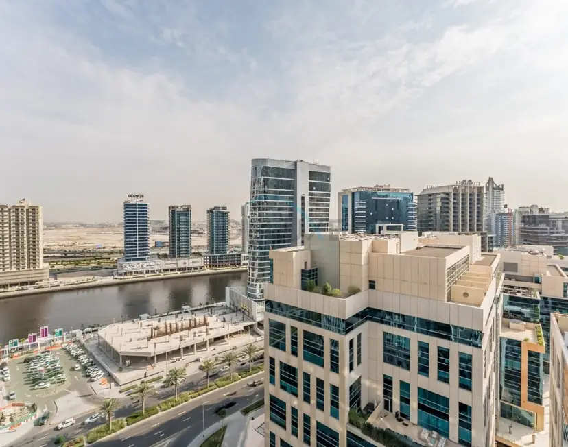 Serene Canal Views from a Spacious Balcony, Just Steps from the Bus Stop — Business Bay — photo 6