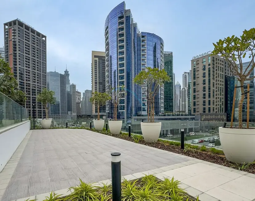 High-Floor Studio Featuring Canal and Burj Khalifa Views — Business Bay — photo 22