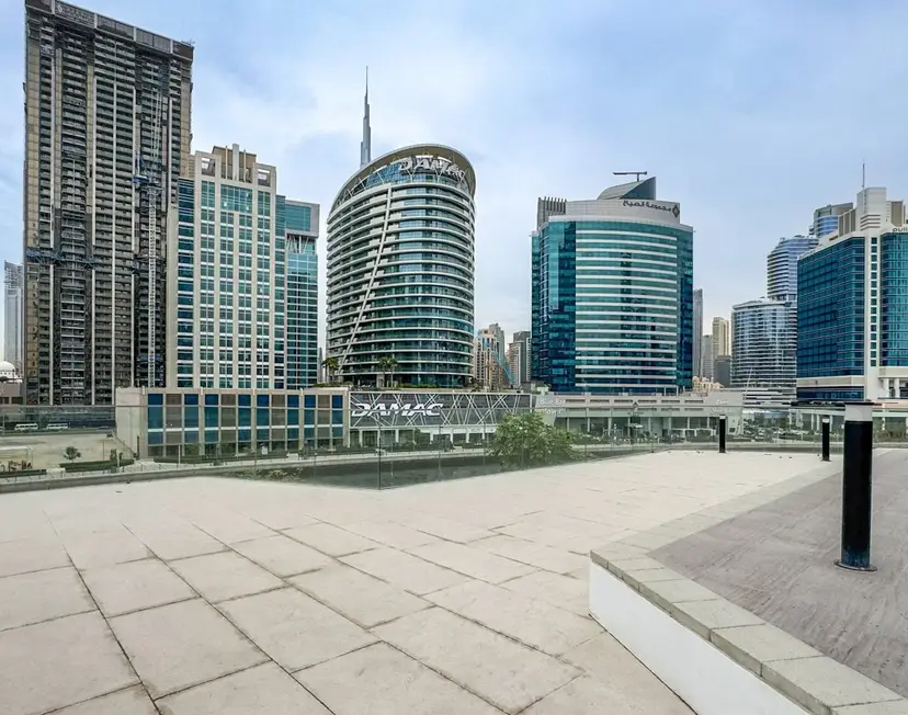 Studio Overlooking the Pool with a View of the Burj Khalifa Tip — Business Bay — photo 22