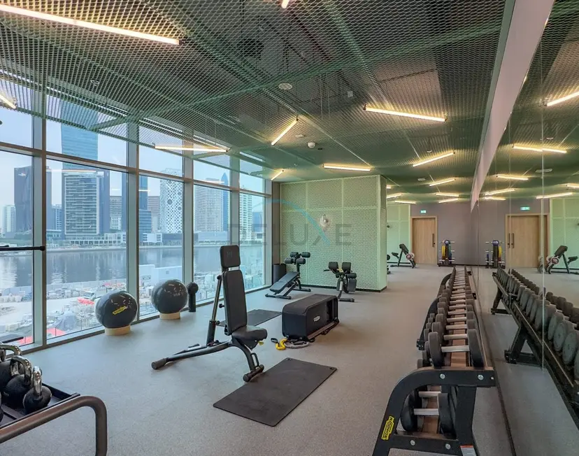 High-Floor Studio Featuring Canal and Burj Khalifa Views — Business Bay — photo 24