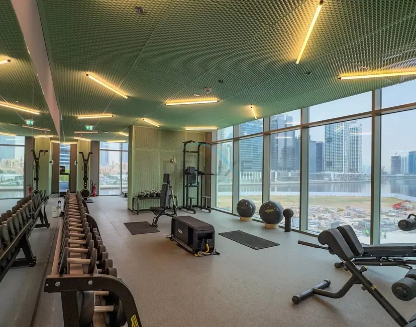 High-Floor Studio Featuring Canal and Burj Khalifa Views — Business Bay — photo 25