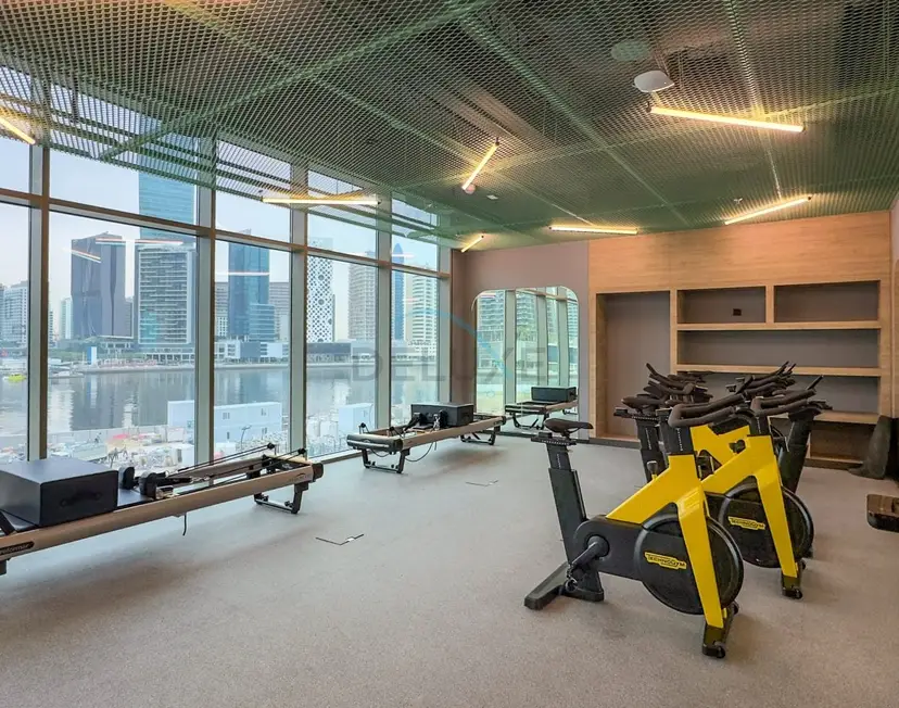 High-Floor Studio Featuring Canal and Burj Khalifa Views — Business Bay — photo 26