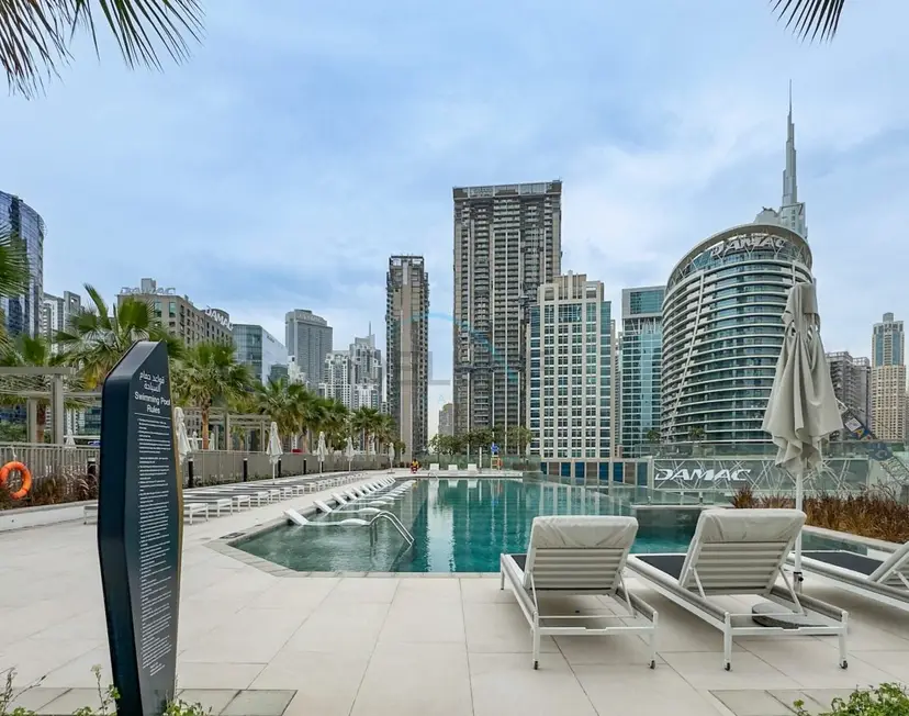 High-Floor Studio Featuring Canal and Burj Khalifa Views — Business Bay — photo 31