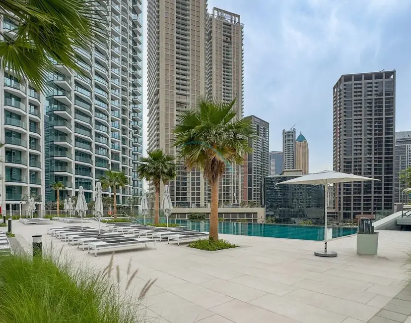 Studio Overlooking the Pool with a View of the Burj Khalifa Tip — Business Bay — photo 31