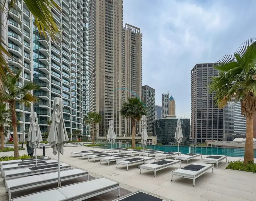 Studio Overlooking the Pool with a View of the Burj Khalifa Tip — Business Bay — photo 32