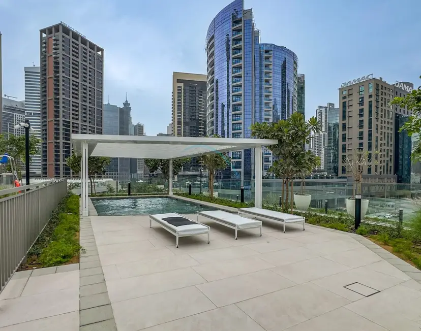 High-Floor Studio Featuring Canal and Burj Khalifa Views — Business Bay — photo 34